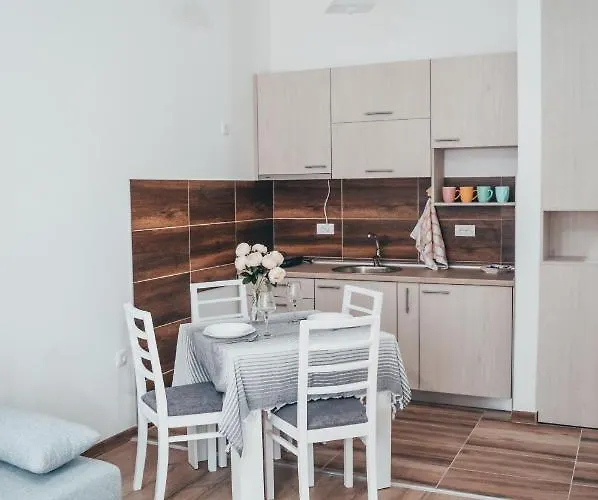 Lena Апартаменты *